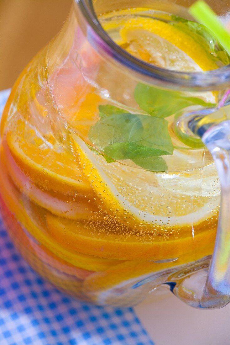 Limonade mit Zitronen- und Orangenscheiben