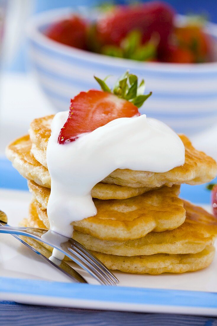 Pancakes mit Sahne und Erdbeere