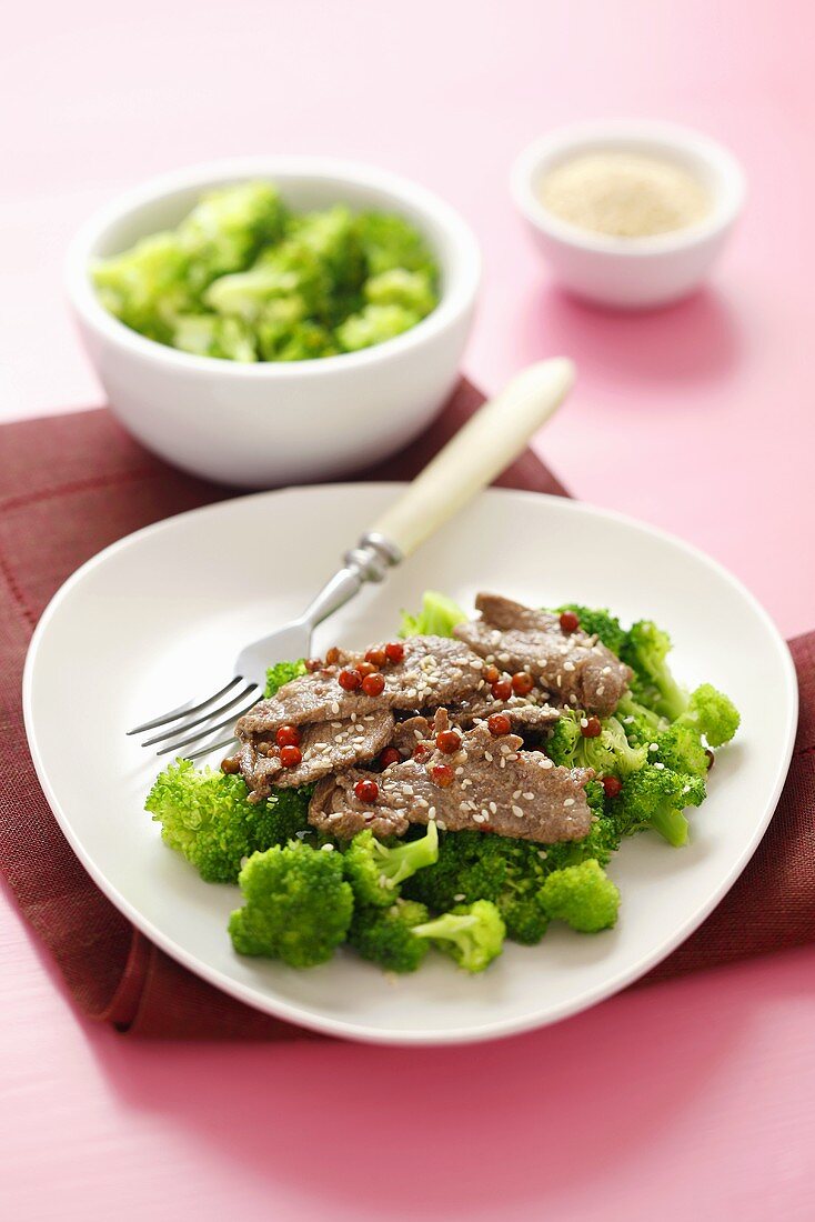 Rindfleisch-Brokkoli-Salat mit rosa Pfeffer Sesam