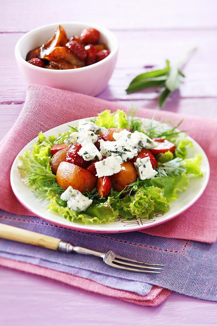Lettuce with balsamic fruit and blue cheese