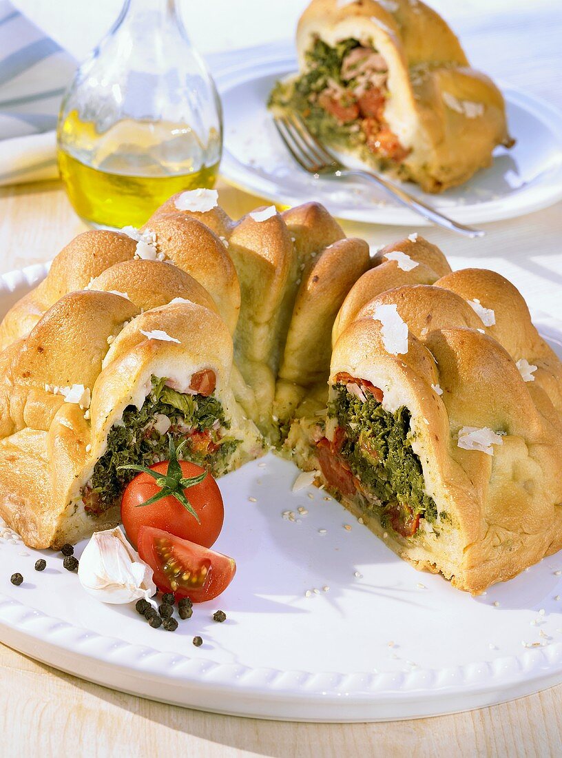 Gugelhupf with tomato and spinach filling