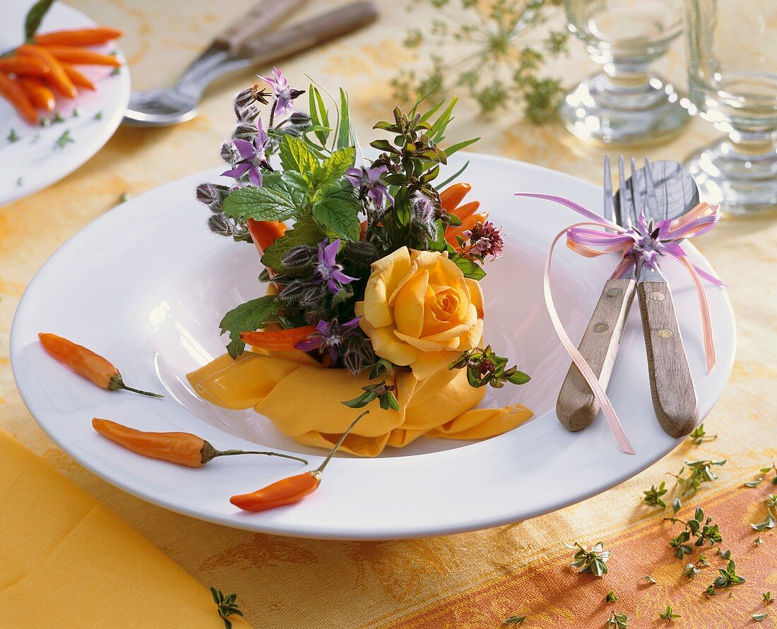 Kleines Rosengesteck mit Kräutern als Tellerdeko