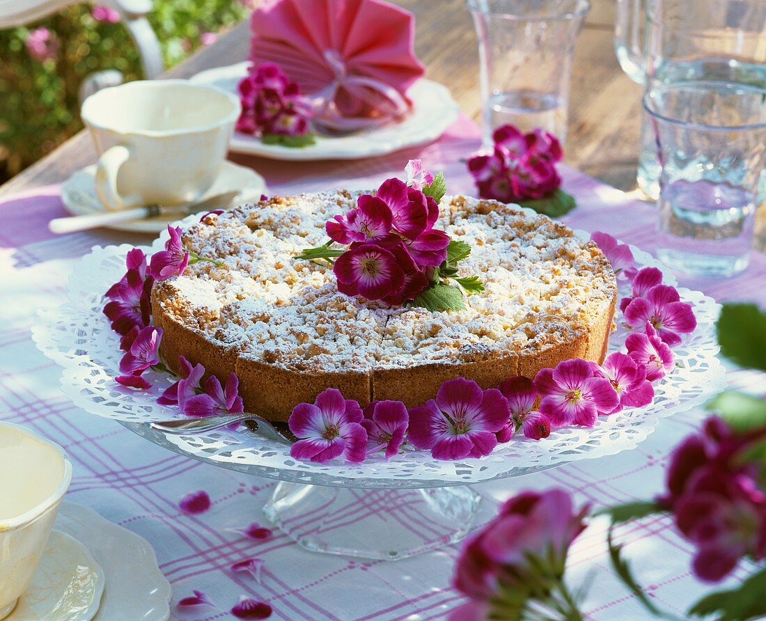 Streuselkuchen mit Geranienblüten dekoriert