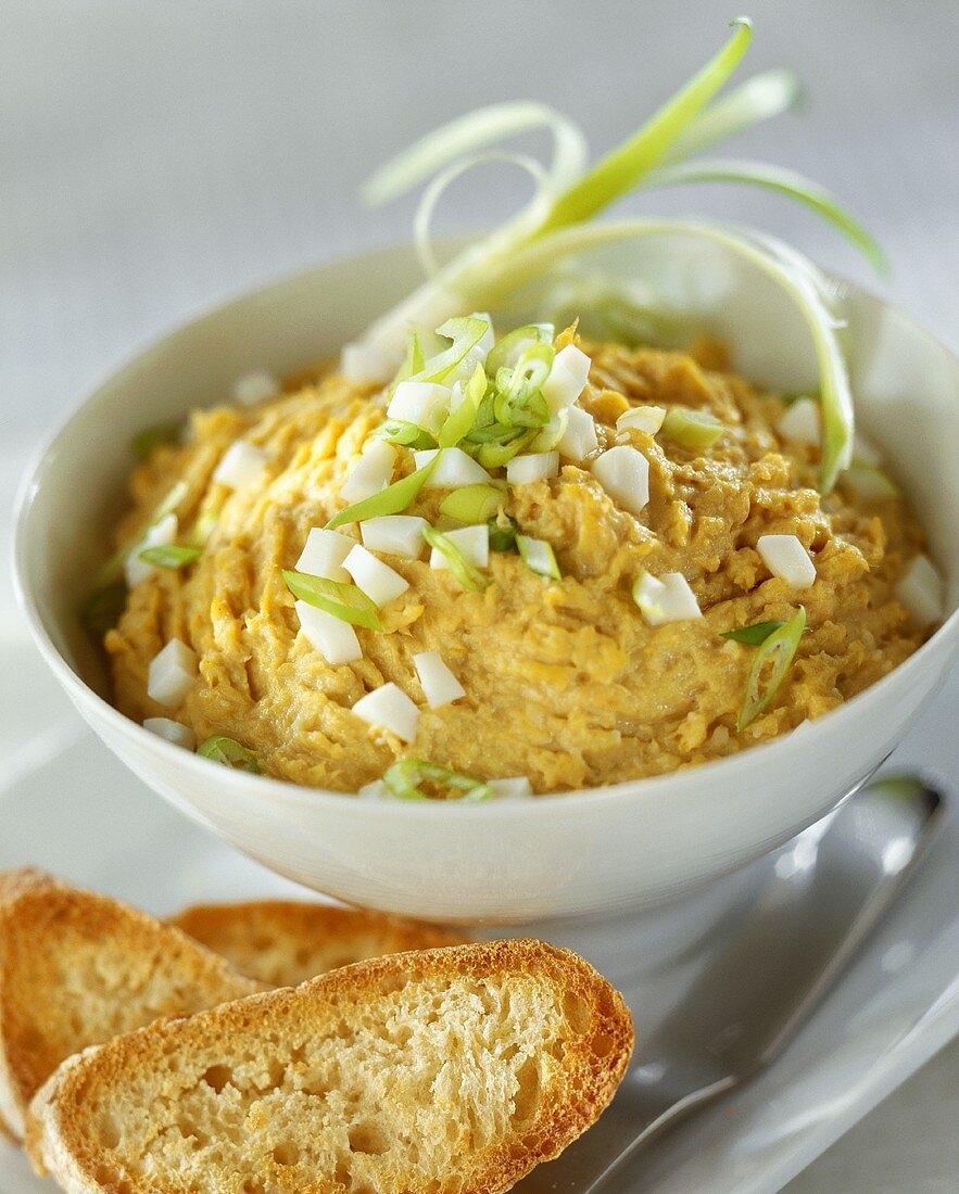 Scrambled egg with spring onion and toast