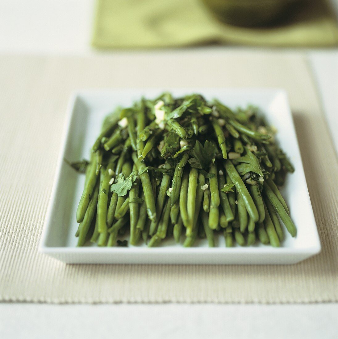 Grüne Bohnen mit Knoblauch und Petersilie