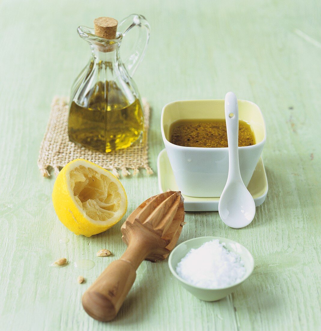 Senfdressing mit Zutaten (Meersalz, Zitrone, Olivenöl)