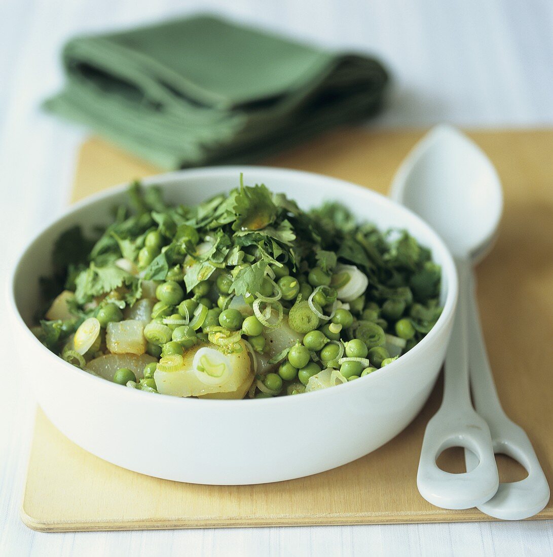 Kartoffel-Erbsen-Salat mit Frühlingszwiebeln