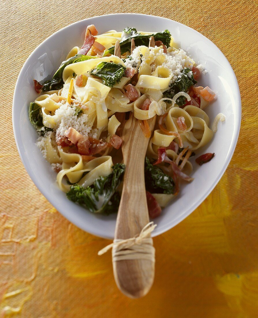 Tagliatelle with kale, ham and Parmesan