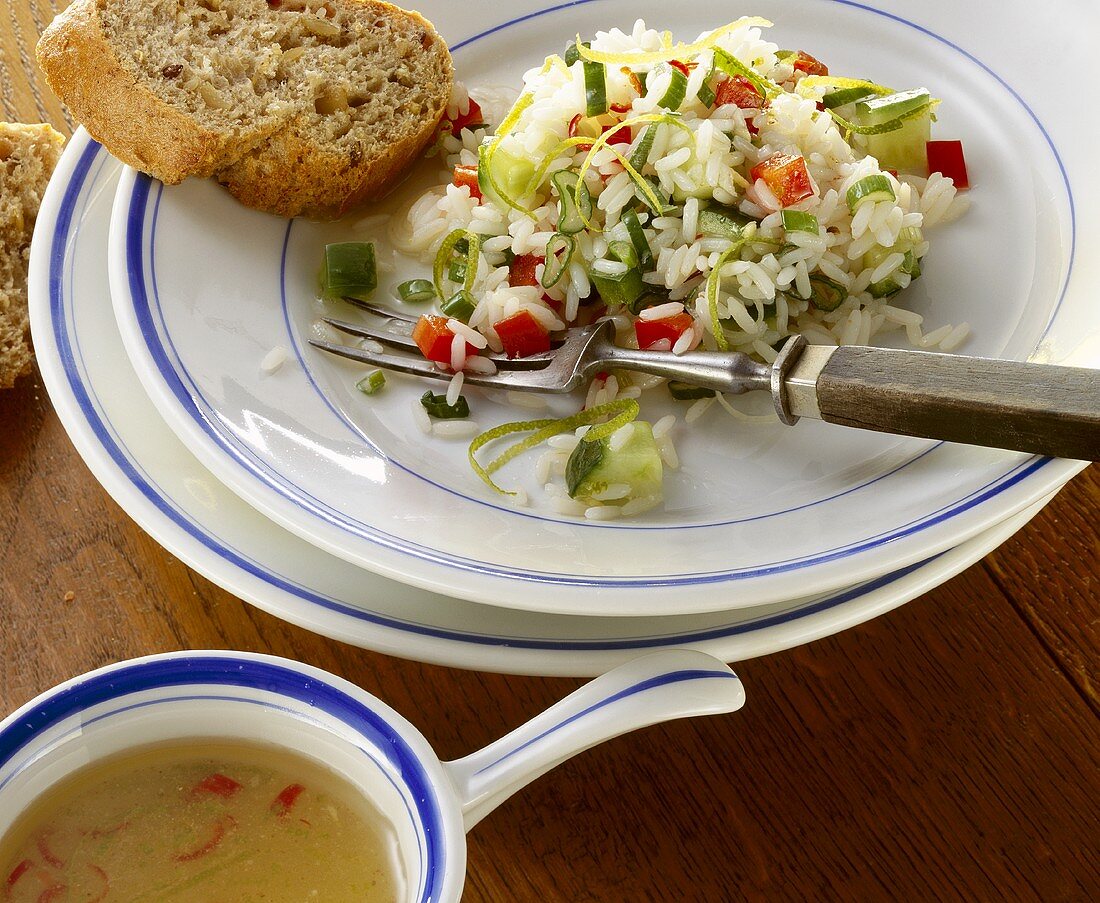 Reissalat mit Gurke, Paprika und Honigdressing