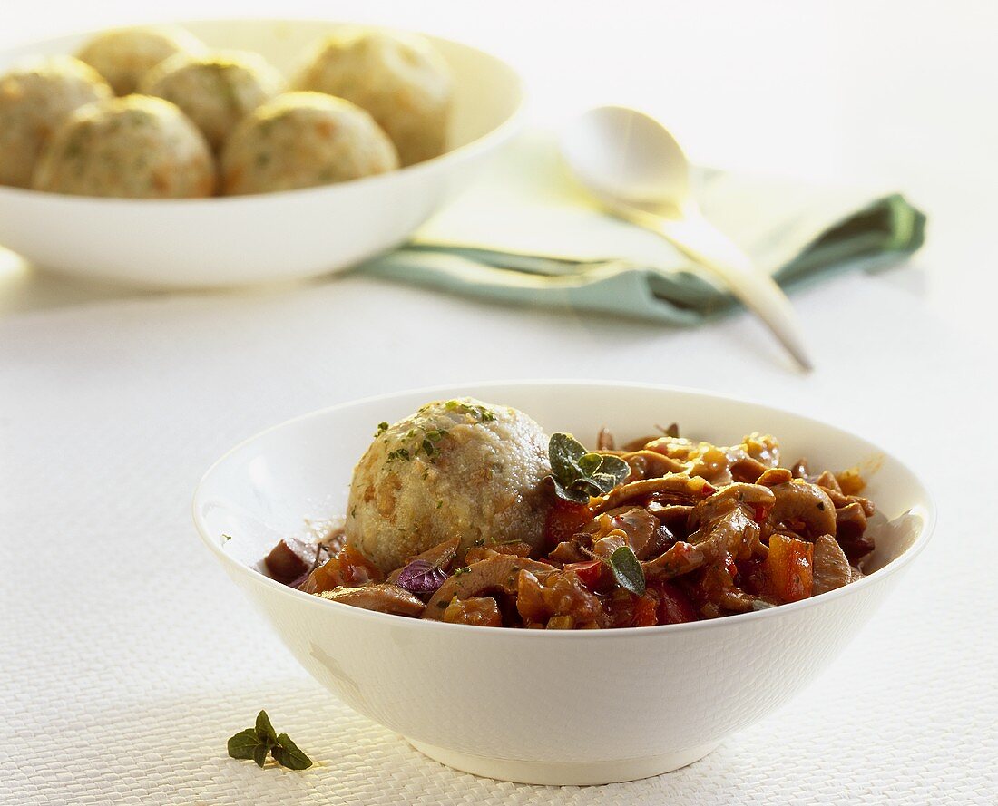 Schweinenieren in Tomatensauce mit Semmelknödel