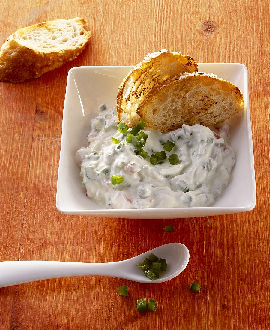 Paprika-Joghurt-Dip mit Röstbrot