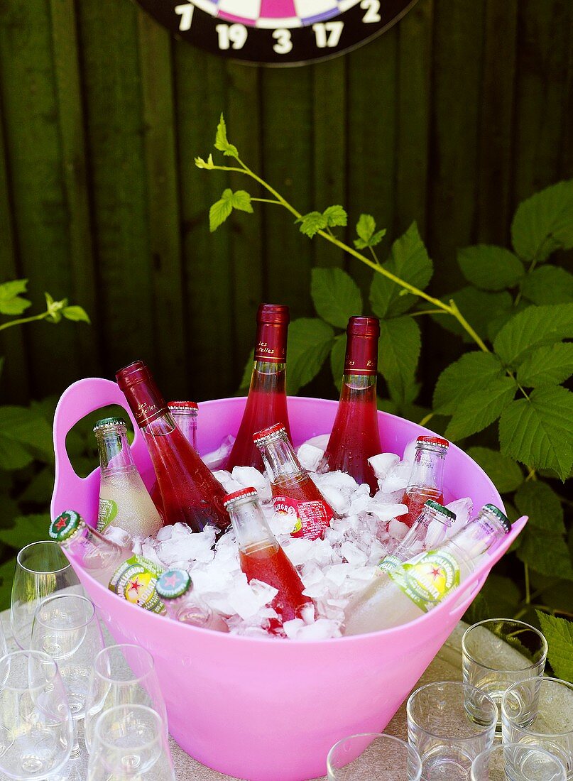 Rosewein und verschiedene Softdrinks im Eiskübel