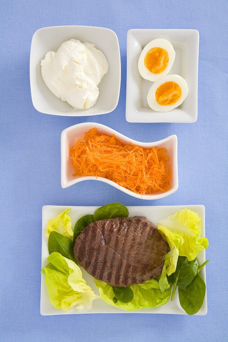 Kalorienarmes Mittagessen: Steak, Karotte, Joghurt, Ei
