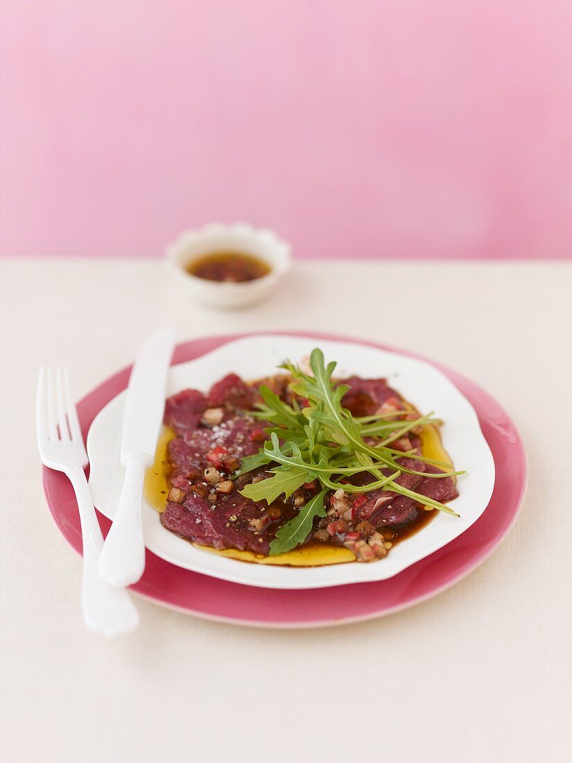 Rindercarpaccio mit Rhabarber-Vinaigrette und Rucola