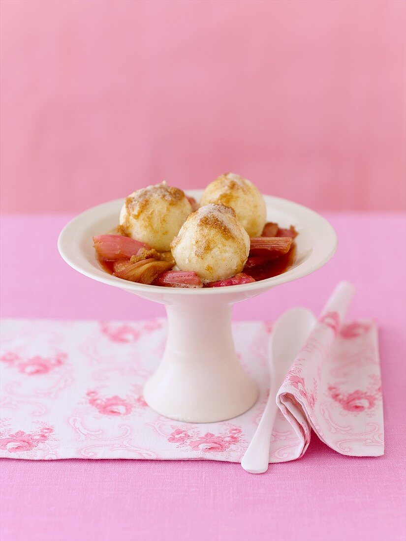 Griessknödel mit karamellisiertem Rhabarber