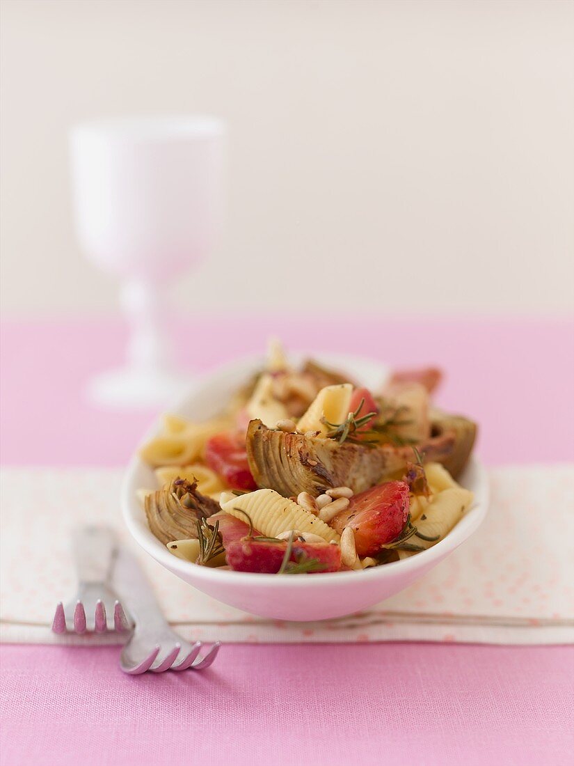 Pasta mit gebratenen Artischocken, Erdbeeren und Pinienkernen