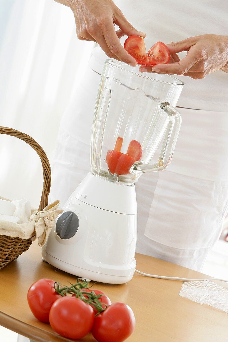 Tomaten in den Mixer geben (für Tomatenmaske)