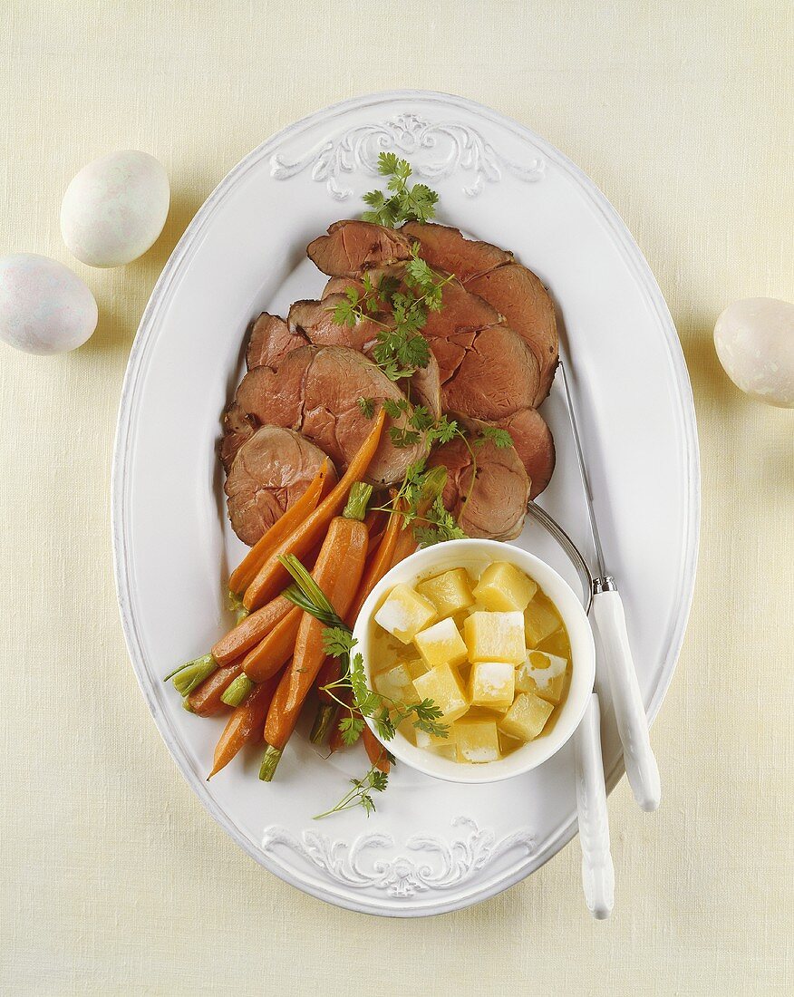 Leg of lamb with carrots and potatoes
