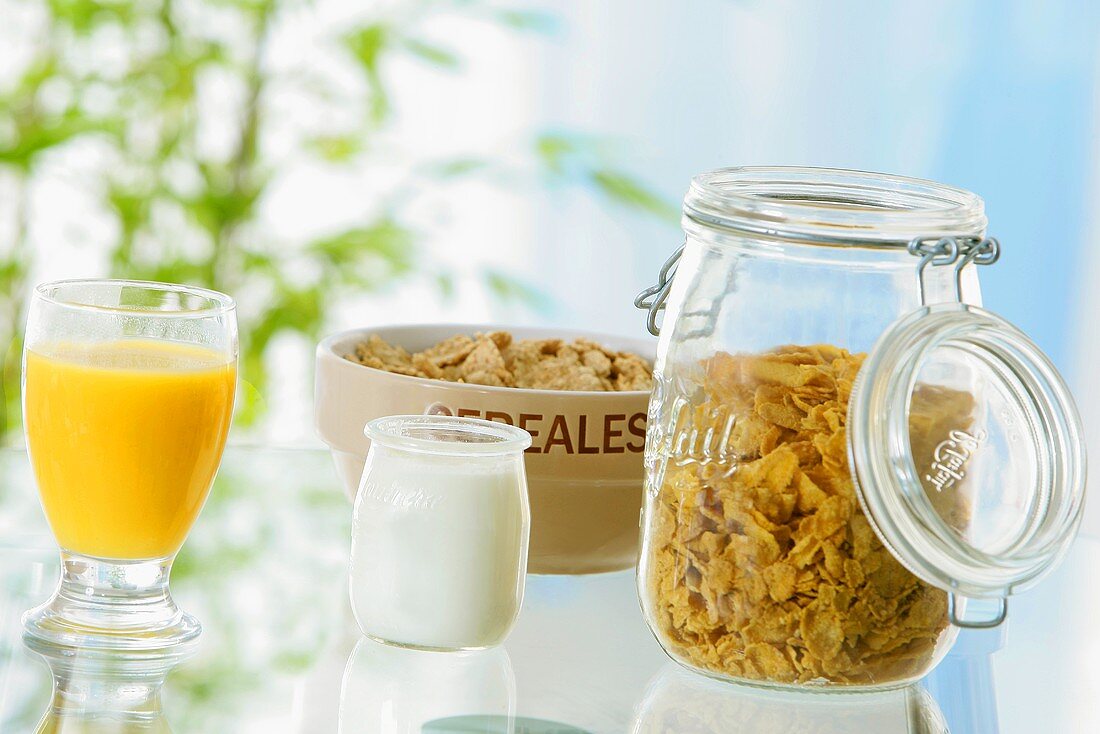 Gesundes Frühlstück mit Cornflakes, Joghurt und Orangensaft