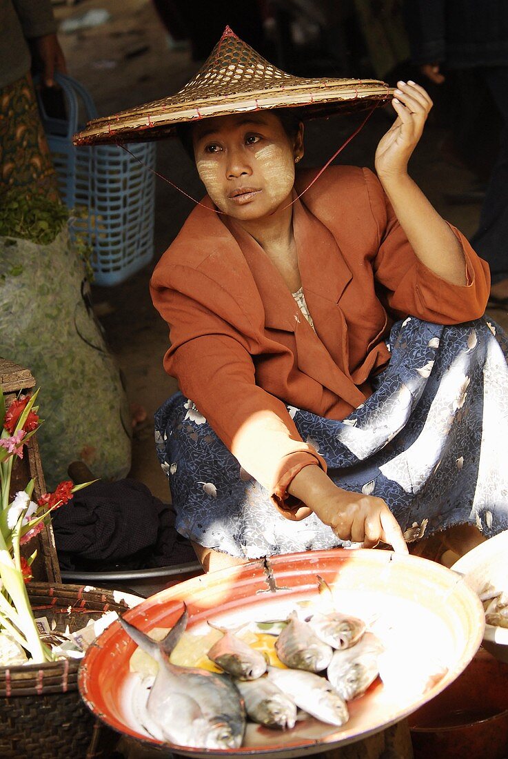 Asiatische Fischverkäuferin