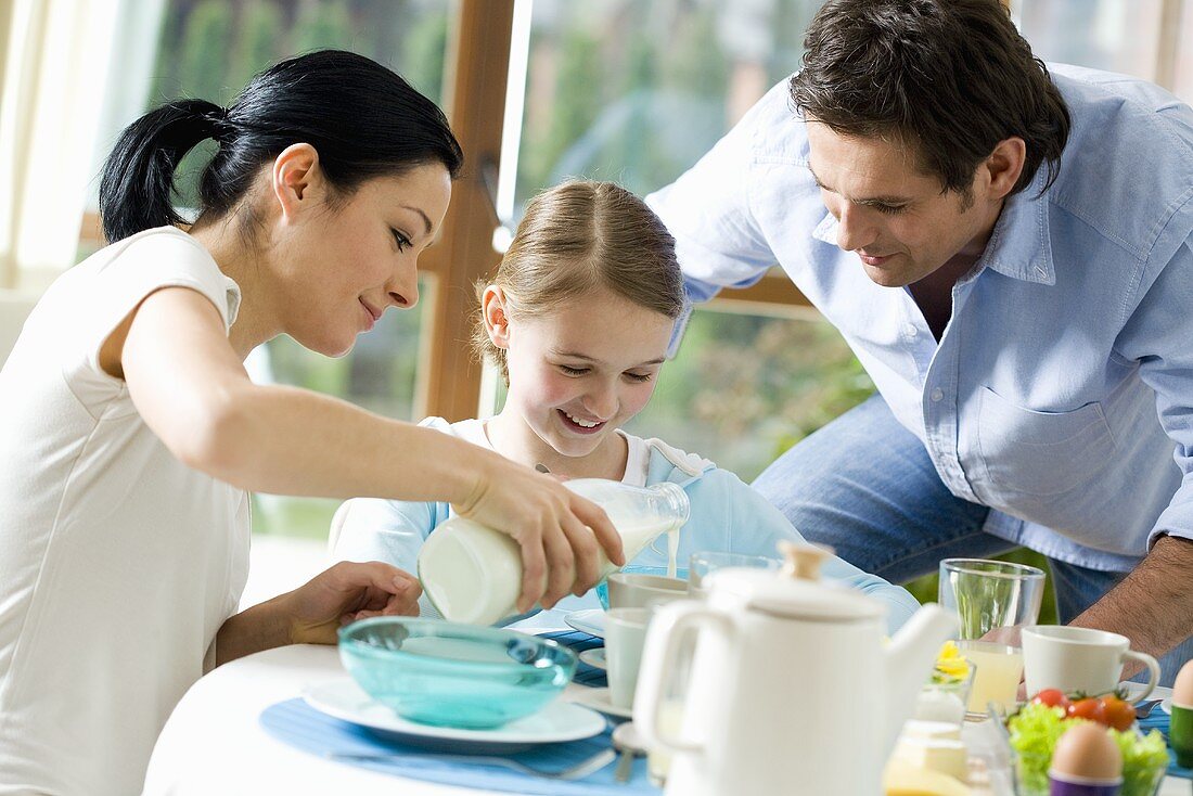 Familie sitzt am Frühstückstisch