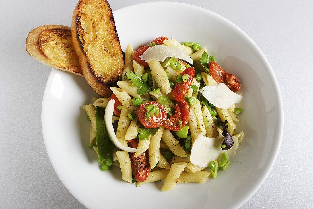 Penne mit Tomaten, Erbsen, Petersilie und Röstbrot