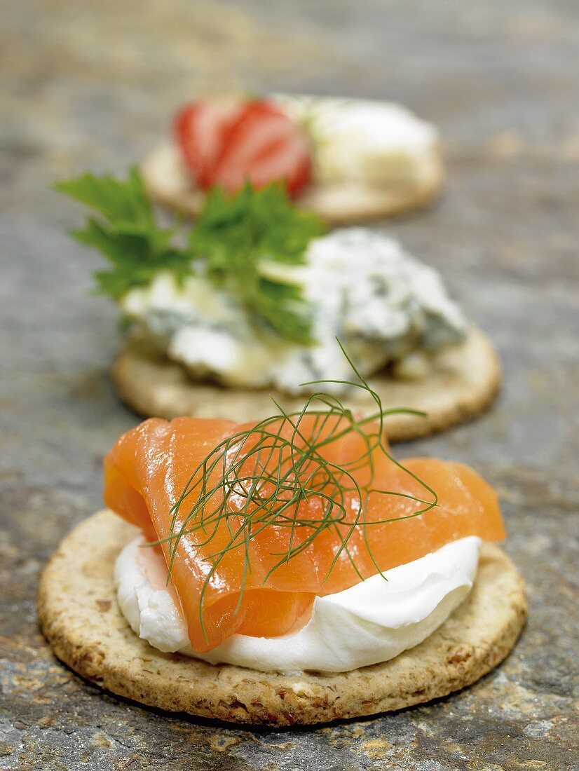 Haferplätzchen mit Räucherlachs, Frischkäse und Dill