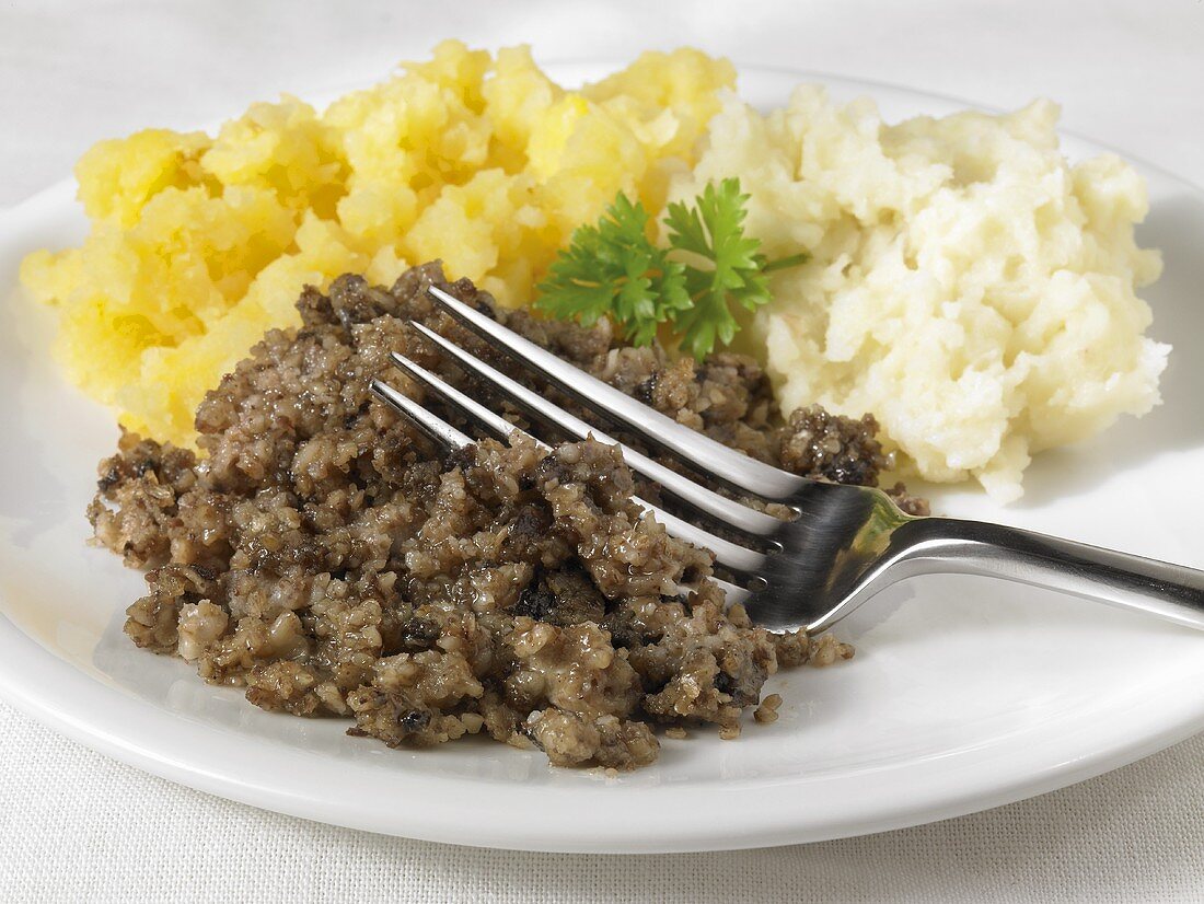 Haggis, Neeps and Tatties (Gefüllter Schafsmagen mit Kartoffel- und Steckrübenpüree, Schottland)