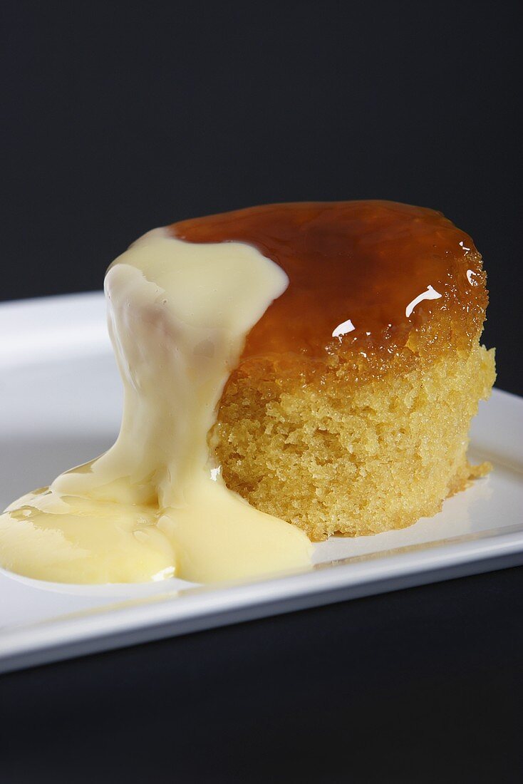 Sponge Pudding (englischer Biskuitpudding) mit Vanillesauce