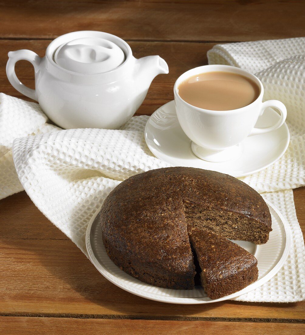 Parkin Cake (Ingwerkuchen, England) und eine Tasse Tee