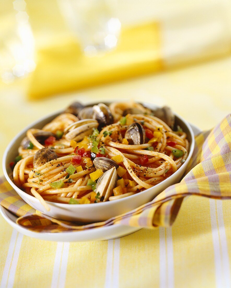Spaghetti alla vongole (Spaghetti with clams, Italy)