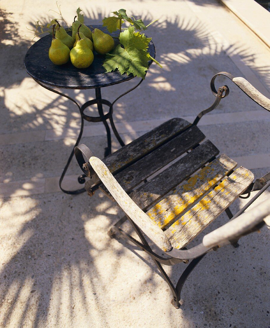 Gartenstuhl und Gartentisch mit Birnen