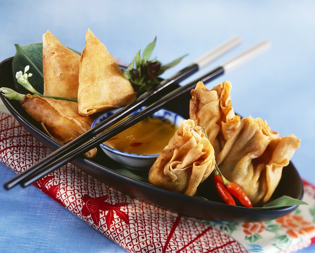 Deep-fried wontons and samosas with dip