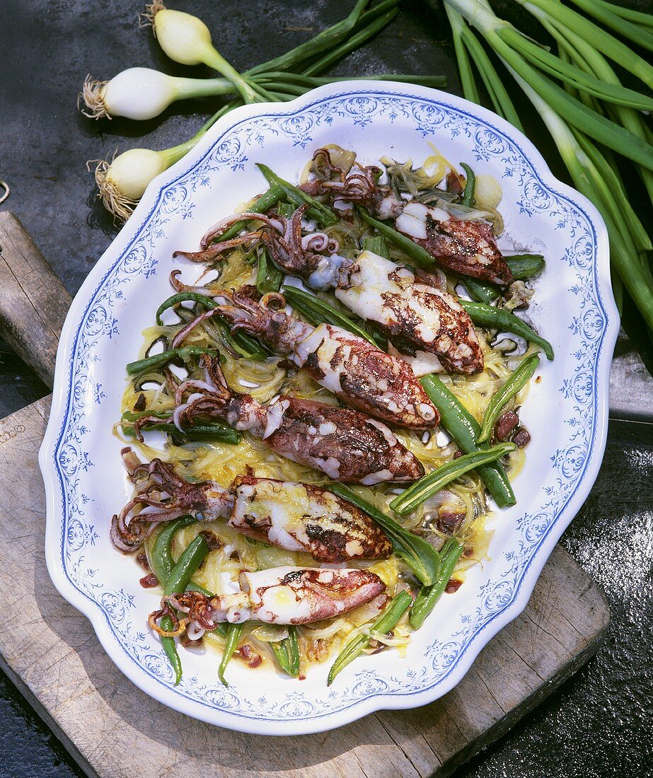 Squid with onions, chillies and diced ham