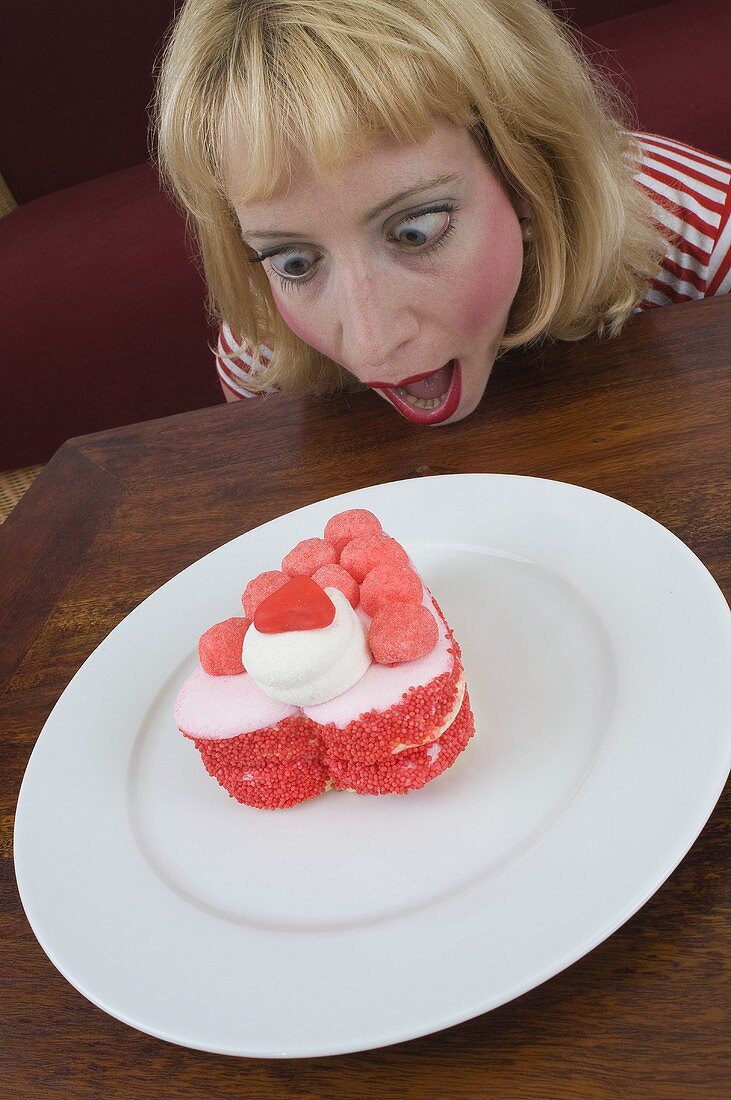 Blonde Frau mit herzförmigem Dessert