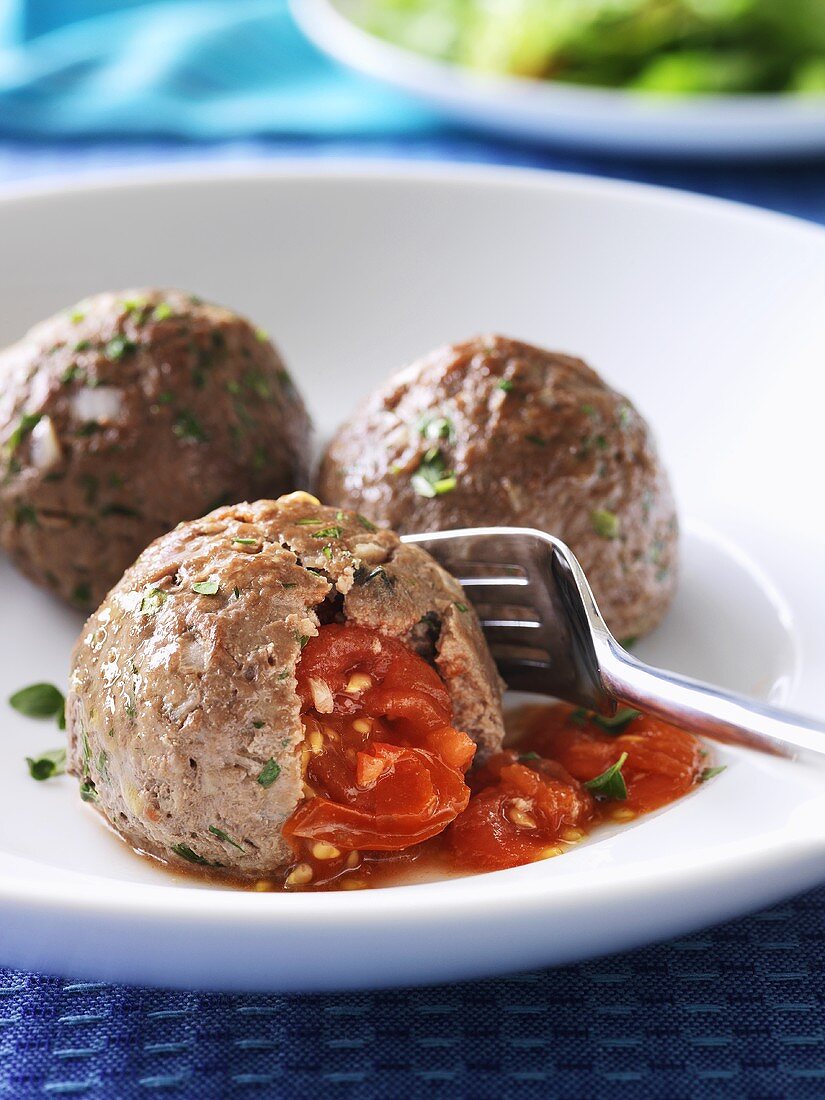 Hackbällchen mit Kirschtomaten gefüllt