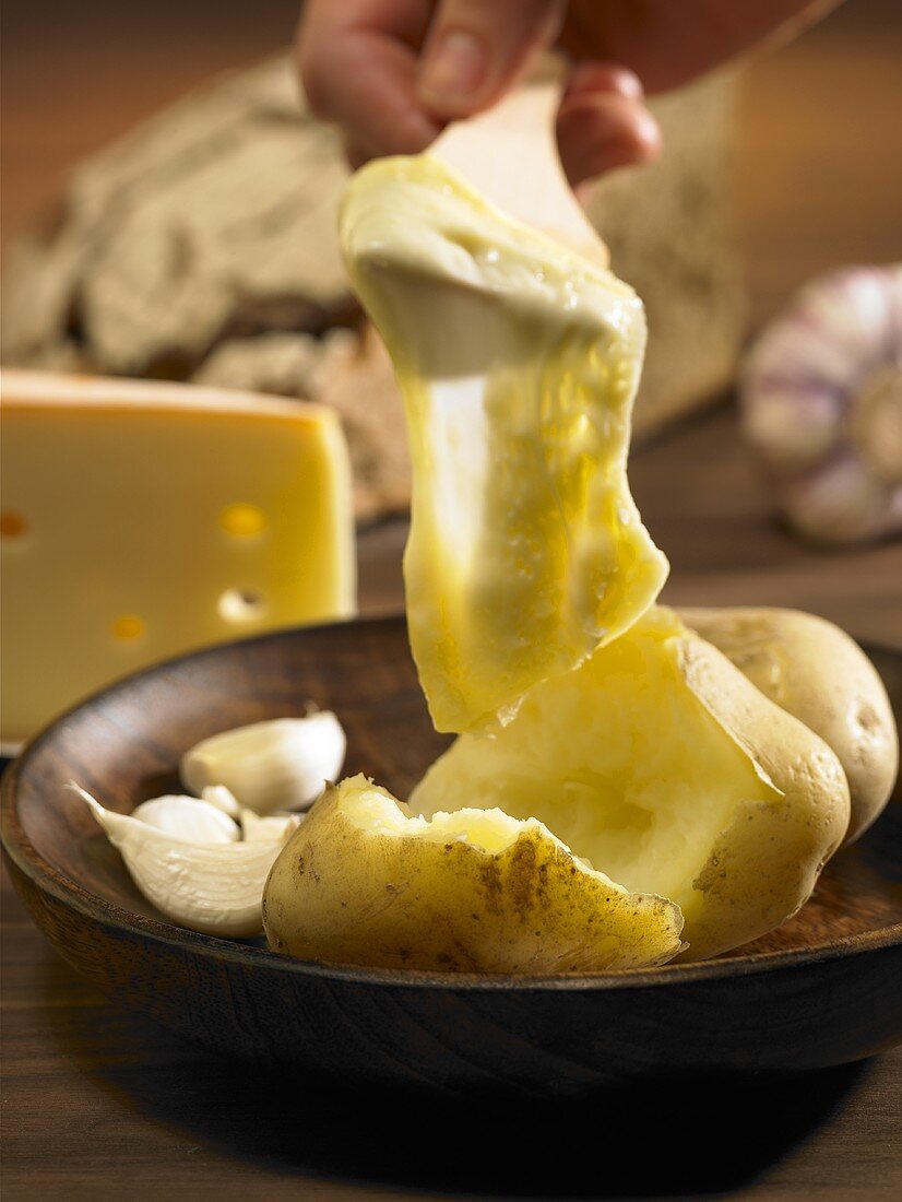 Raclette with potatoes and garlic