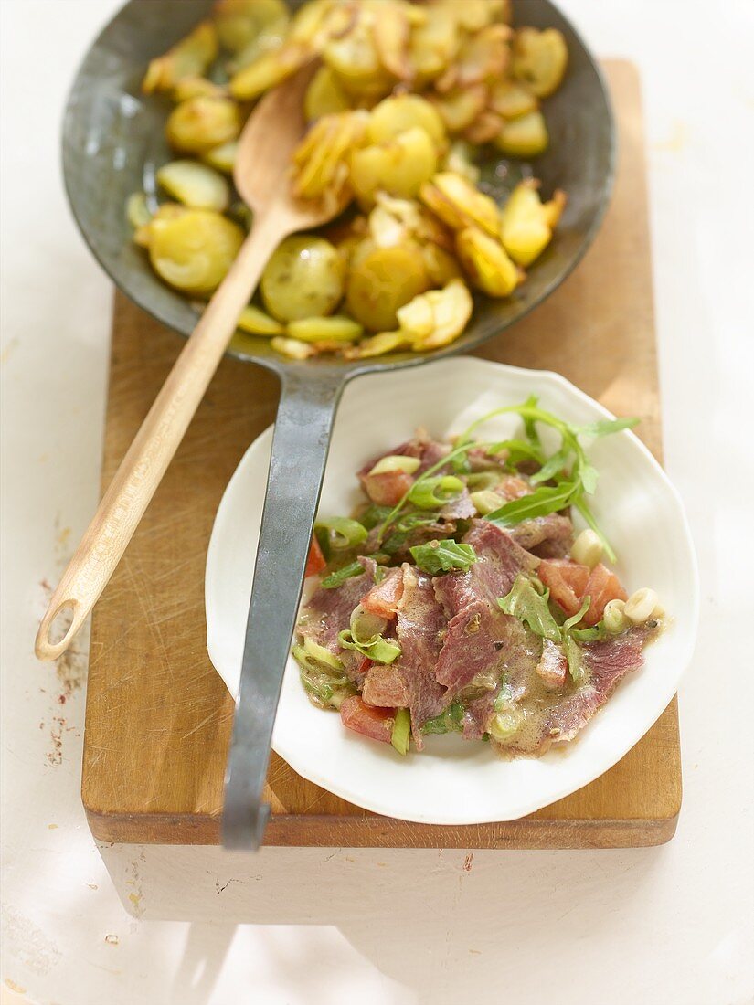 Ochsenmaulsalat mit Bratkartoffeln