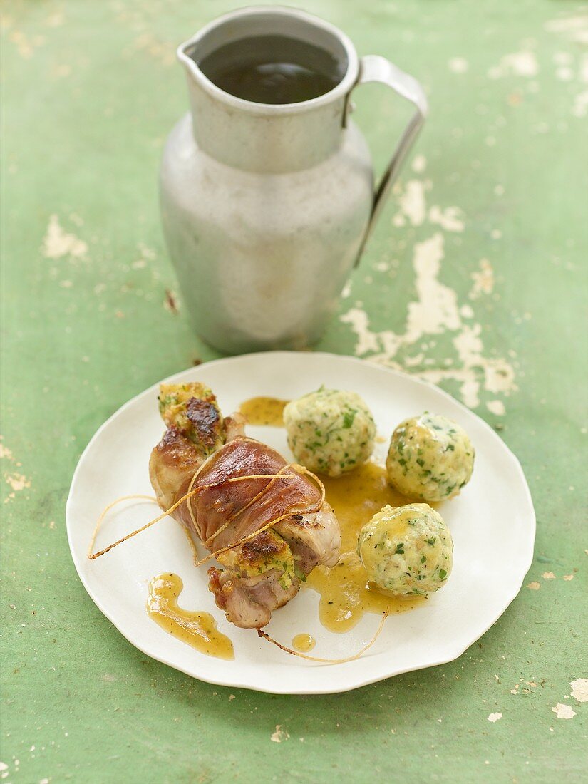 Gefüllte Kaninchenkeule mit Kräuterknödeln