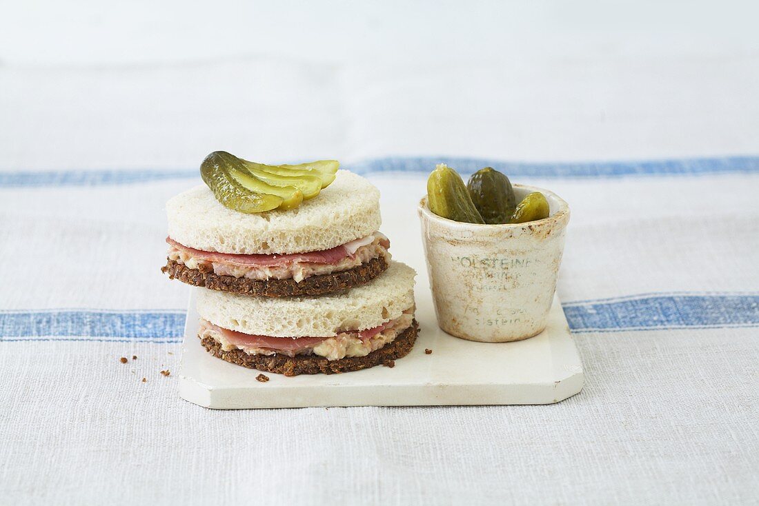 Mönch und Nonne (Pumpernickel-Weißbrot-Sandwich, Westfalen)