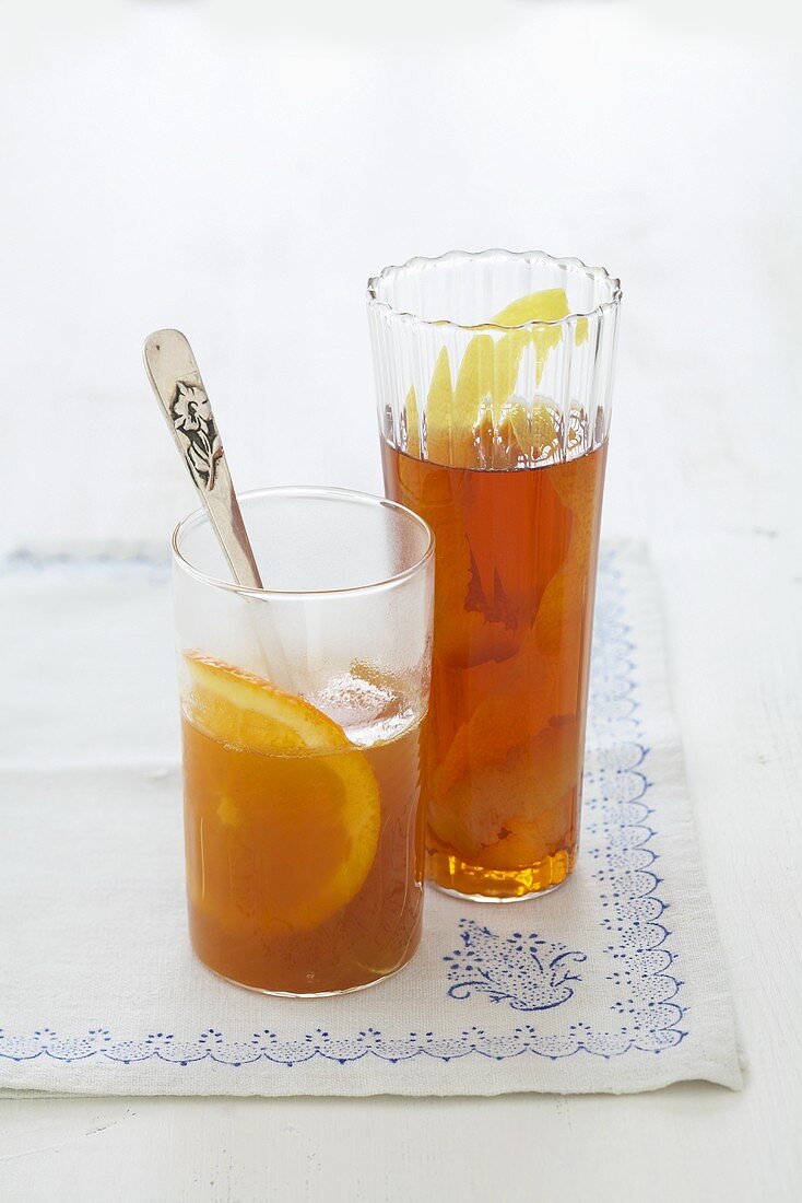 Krambambuli (Drink mit Tee und Weißwein) und Orangenpunsch