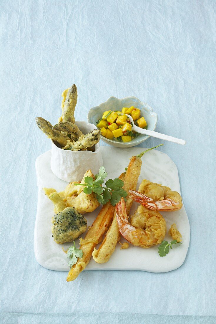 Tempura von Garnelen und Gemüse mit Mangosalsa