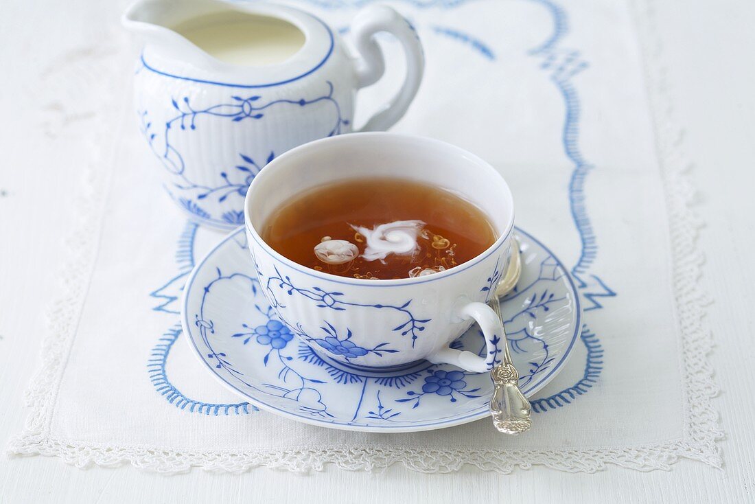 Tee auf friesische Art (Schwarztee mit Sahne)