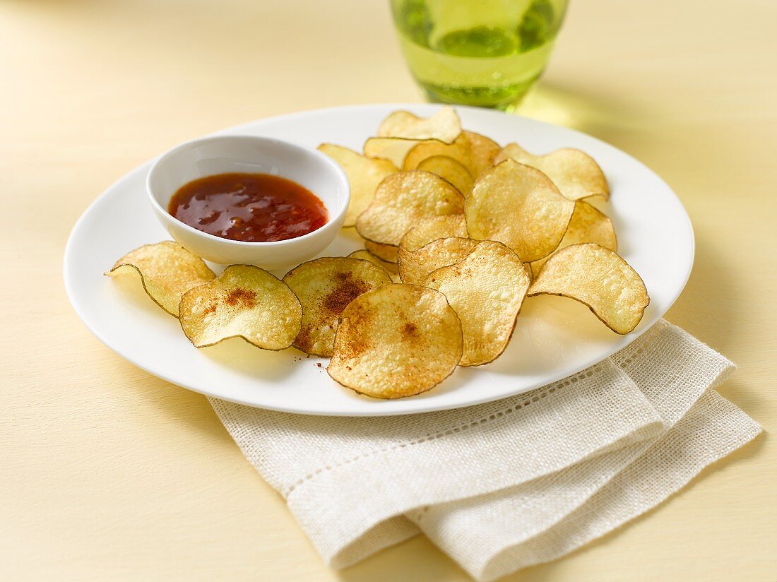 Chips mit Dip auf Teller