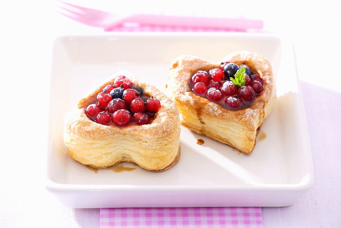 Heart-shaped puff pastries filled with red- & blackcurrants