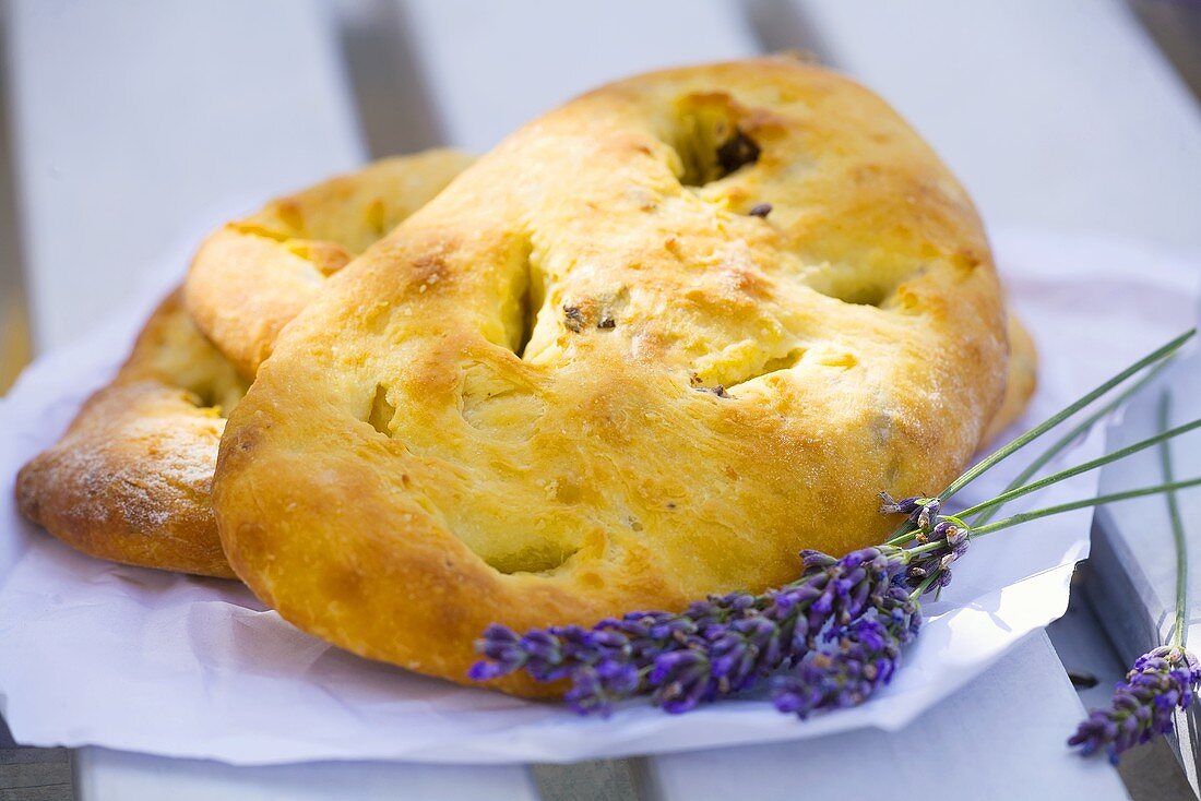 Fougasse mit schwarzen Oliven (Provenzalisches Fladenbrot)