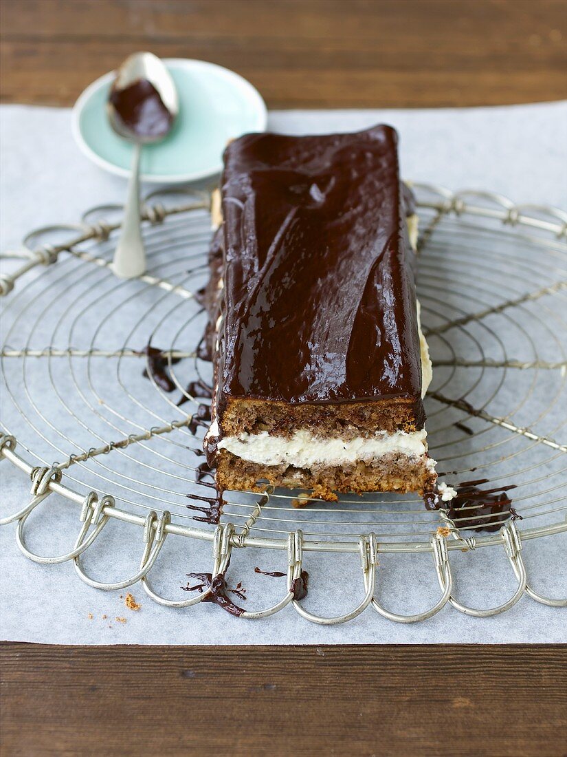 Schoko-Nuss-Kuchen mit Rumsahne