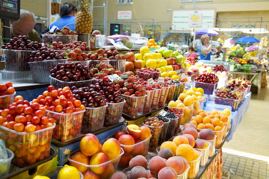 Verschiedene Früchte auf einem Markt in der Ukraine