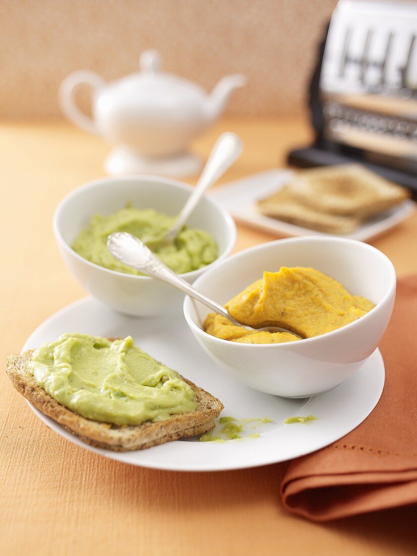 Avocado puree on toast, lentil puree