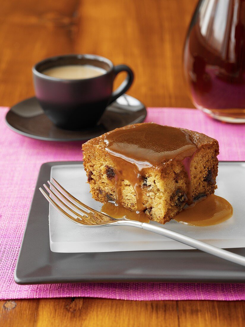 Sticky Toffee Date Pudding (Dattelpudding mit Karamellsauce)